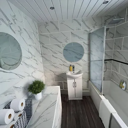 Travelling Relocators Contractor Sleeps 8 Hébergement de vacances